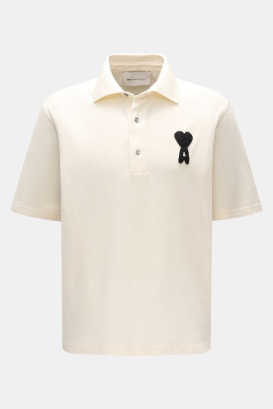 Ami Paris Poloshirt 'Boxy Fit' creme, frontale Aufnahme, Oversized Fit mit geradem Schnitt, Polokragen, Drei-Knopf-Leiste, Baumwolle, Piqué, weicher Griff, Logo-Stitching. Ami Paris Poloshirt 'Boxy Fit' creme, frontale Aufnahme, Oversized Fit mit geradem Schnitt, Polokragen, Drei-Knopf-Leiste, Baumwolle, Piqué, weicher Griff, Logo-Stitching.