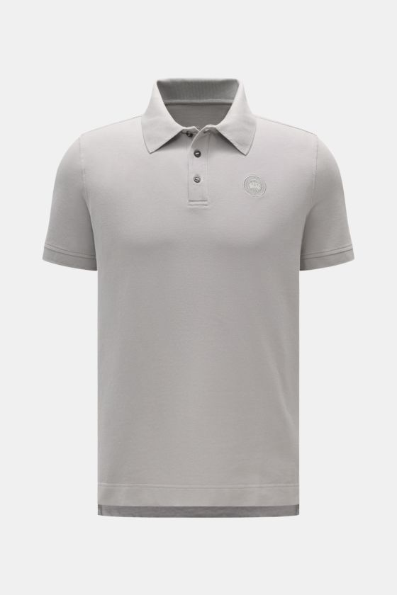 Canada Goose Poloshirt 'Beckley' grau, frontale Ansicht, aus Baumwoll-Piqué, Regular Fit, Polokragen, Dreiknopfleiste, Brustpatch, flexible Ärmelbündchen. Canada Goose Poloshirt 'Beckley' grau, frontale Ansicht, aus Baumwoll-Piqué, Regular Fit, Polokragen, Dreiknopfleiste, Brustpatch, flexible Ärmelbündchen.