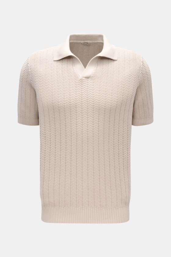 Gran Sasso Kurzarm-Strickpolo beige in Slim Fit, frontale Ansicht, strukturierter Baumwollstrick mit offenem Kragen und breiten Rippbündchen. Gran Sasso Kurzarm-Strickpolo beige in Slim Fit, frontale Ansicht, strukturierter Baumwollstrick mit offenem Kragen und breiten Rippbündchen.