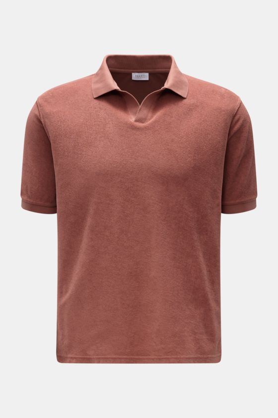 Frontansicht des 04651/ A trip in a bag Frottee-Poloshirts 'Terry Johnny' rostbraun, Kurzarm, Baumwoll-Frottee, Regular Fit, Polokragen, offene Leiste. Frontansicht des 04651/ A trip in a bag Frottee-Poloshirts 'Terry Johnny' rostbraun, Kurzarm, Baumwoll-Frottee, Regular Fit, Polokragen, offene Leiste.