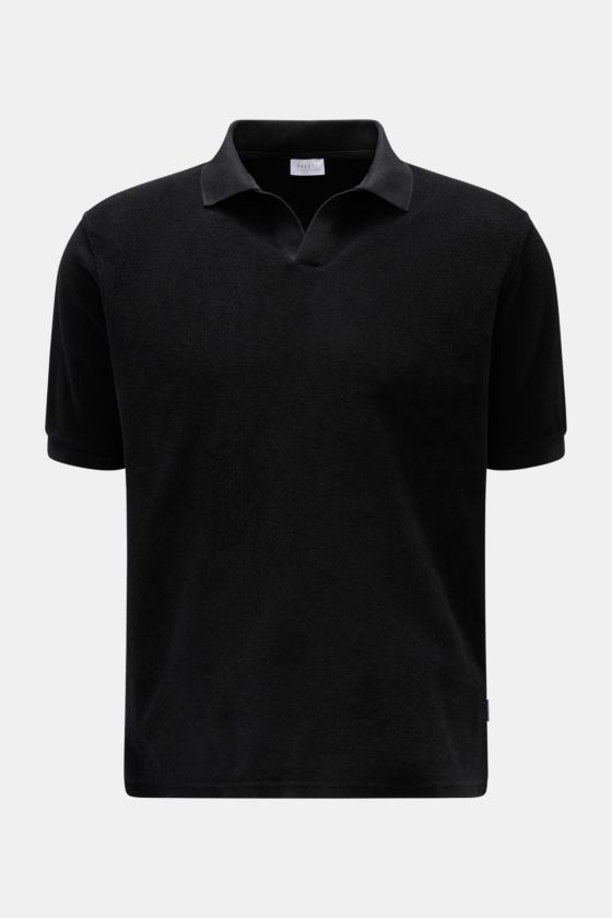 Schwarzes 04651/ A trip in a bag Frottee-Poloshirt 'Terry Johnny' in Frontansicht mit offenem Kragen, Kurzarm, Baumwoll-Frottee, Regular Fit. Schwarzes 04651/ A trip in a bag Frottee-Poloshirt 'Terry Johnny' in Frontansicht mit offenem Kragen, Kurzarm, Baumwoll-Frottee, Regular Fit.