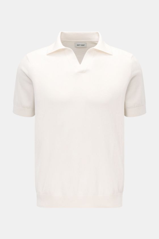 Soft Goat Kurzarm-Strickpolo offwhite, frontale Nahaufnahme, Slim Fit mit gestricktem Polokragen, offene Kragenleiste, Baumwolle-Cashmere-Mix, soft, Rippbündchen. Soft Goat Kurzarm-Strickpolo offwhite, frontale Nahaufnahme, Slim Fit mit gestricktem Polokragen, offene Kragenleiste, Baumwolle-Cashmere-Mix, soft, Rippbündchen.