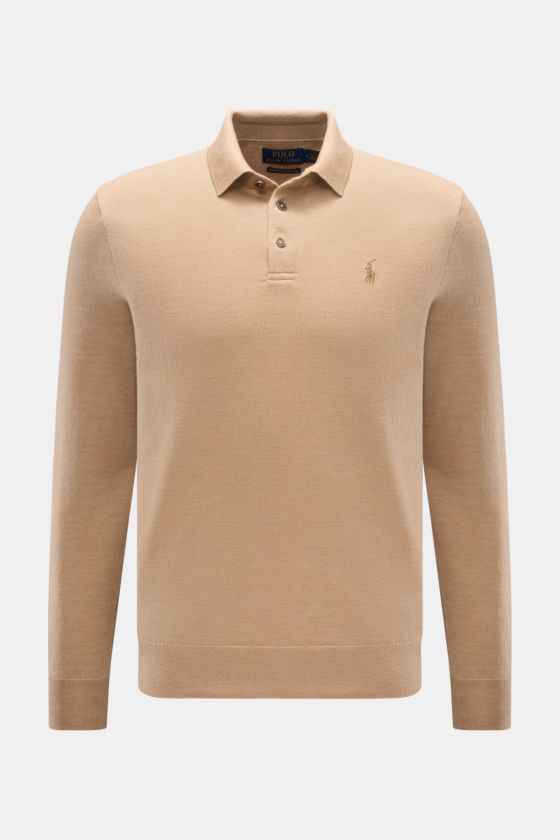 Polo Ralph Lauren Strickpolo beige, frontal fotografiert, aus reiner, softer Wolle mit feinem Strickbild, Slim Fit, Polokragen, drei Knöpfe, tonales Logo, elastische Bündchen. Polo Ralph Lauren Strickpolo beige, frontal fotografiert, aus reiner, softer Wolle mit feinem Strickbild, Slim Fit, Polokragen, drei Knöpfe, tonales Logo, elastische Bündchen.