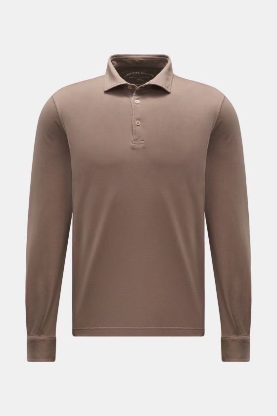 Fedeli Jersey Longsleeve-Poloshirt 'Zero' taupe, frontale Ansicht, Slim Fit, nachhaltige Giza-Bio-Baumwolle, Perlmuttknöpfe, klassischer Polokragen, Seitenschlitze. Fedeli Jersey Longsleeve-Poloshirt 'Zero' taupe, frontale Ansicht, Slim Fit, nachhaltige Giza-Bio-Baumwolle, Perlmuttknöpfe, klassischer Polokragen, Seitenschlitze.