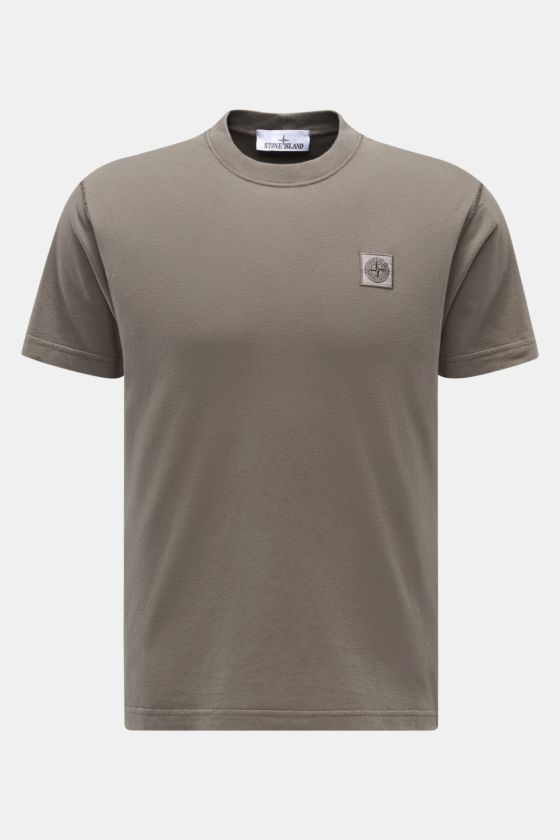 Stone Island Rundhals-T-Shirt graugrün, Slim Fit, aus Bio-Baumwolle, vorne fotografiert, mit Kompass-Logo, weicher Griff, Overlock-Nähte. Stone Island Rundhals-T-Shirt graugrün, Slim Fit, aus Bio-Baumwolle, vorne fotografiert, mit Kompass-Logo, weicher Griff, Overlock-Nähte.