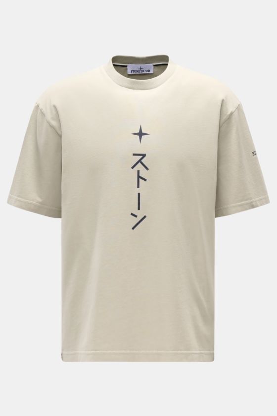 Stone Island Rundhals-T-Shirt sand, frontal fotografiert, Jersey aus reiner Baumwolle, schwere Qualität, garment dyed, Regular Fit, Rundhalsausschnitt, Print vorne und plakativer Print hinten, leicht griffige Haptik. Stone Island Rundhals-T-Shirt sand, frontal fotografiert, Jersey aus reiner Baumwolle, schwere Qualität, garment dyed, Regular Fit, Rundhalsausschnitt, Print vorne und plakativer Print hinten, leicht griffige Haptik.