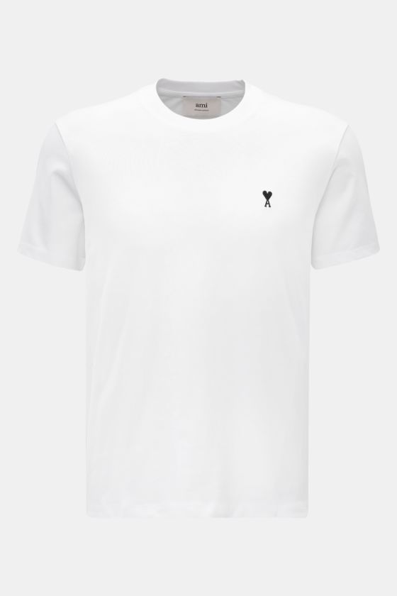 Ami Paris Rundhals-T-Shirt weiß, frontal fotografiert, klassisches Jersey-Basic aus reiner Baumwolle mit Slim Fit, weichem Griff, Rundhalsausschnitt und Herz-Stitching auf der Brust. Ami Paris Rundhals-T-Shirt weiß, frontal fotografiert, klassisches Jersey-Basic aus reiner Baumwolle mit Slim Fit, weichem Griff, Rundhalsausschnitt und Herz-Stitching auf der Brust.