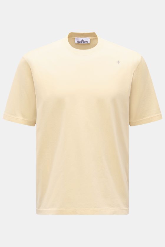 Stone Island Rundhals-T-Shirt 'Stellina' pastellgelb, frontal fotografiert, Slim Fit aus reiner Baumwolle mit weichem Griff, Rundhalsausschnitt, Overlock-Nähten und dezentem Stellina-Stitching auf der Brust. Stone Island Rundhals-T-Shirt 'Stellina' pastellgelb, frontal fotografiert, Slim Fit aus reiner Baumwolle mit weichem Griff, Rundhalsausschnitt, Overlock-Nähten und dezentem Stellina-Stitching auf der Brust.