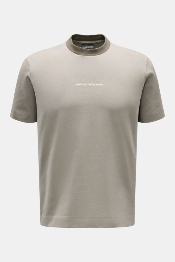 Emporio Armani Rundhals-T-Shirt taupe, Frontansicht, Jersey Baumwolle, Regular Fit, Kontrastkragen, gummiertes Frontlogo, Y2K Stitching hinten. Emporio Armani Rundhals-T-Shirt taupe, Frontansicht, Jersey Baumwolle, Regular Fit, Kontrastkragen, gummiertes Frontlogo, Y2K Stitching hinten.