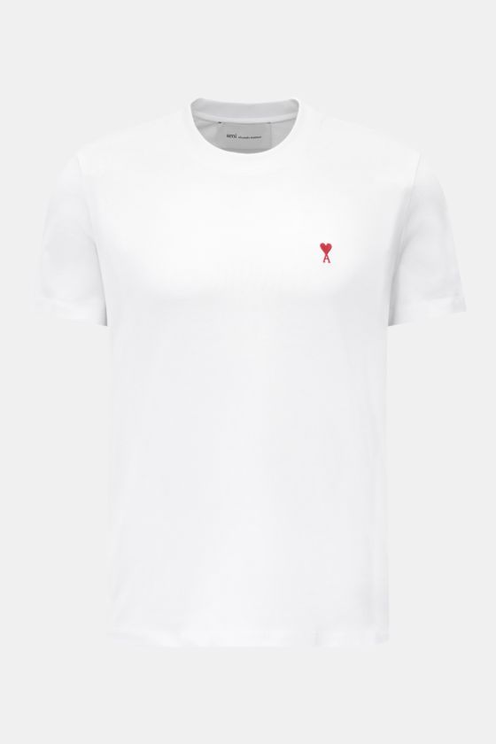 Ami Paris Rundhals-T-Shirt weiß aus reiner Baumwolle, Slim Fit, mit Rundhalsausschnitt, rotem Herz-Stitching vorne, frontal fotografiert. Ami Paris Rundhals-T-Shirt weiß aus reiner Baumwolle, Slim Fit, mit Rundhalsausschnitt, rotem Herz-Stitching vorne, frontal fotografiert.