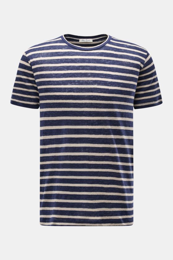 Frontale Nahaufnahme des Stefan Brandt Leinen Rundhals-T-Shirt 'Enno' navy/sand gestreift aus reinem Leinen mit weichem Griff, Slim Fit und leichter Struktur. Frontale Nahaufnahme des Stefan Brandt Leinen Rundhals-T-Shirt 'Enno' navy/sand gestreift aus reinem Leinen mit weichem Griff, Slim Fit und leichter Struktur.