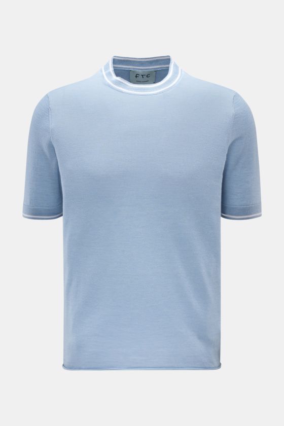 FTC Kurzarm-Rundhalspullover hellblau, Slim Fit, feiner Cashmere-SeaCell-Mix, Rundhalsausschnitt mit Kontraststreifen, frontale Ansicht. FTC Kurzarm-Rundhalspullover hellblau, Slim Fit, feiner Cashmere-SeaCell-Mix, Rundhalsausschnitt mit Kontraststreifen, frontale Ansicht.