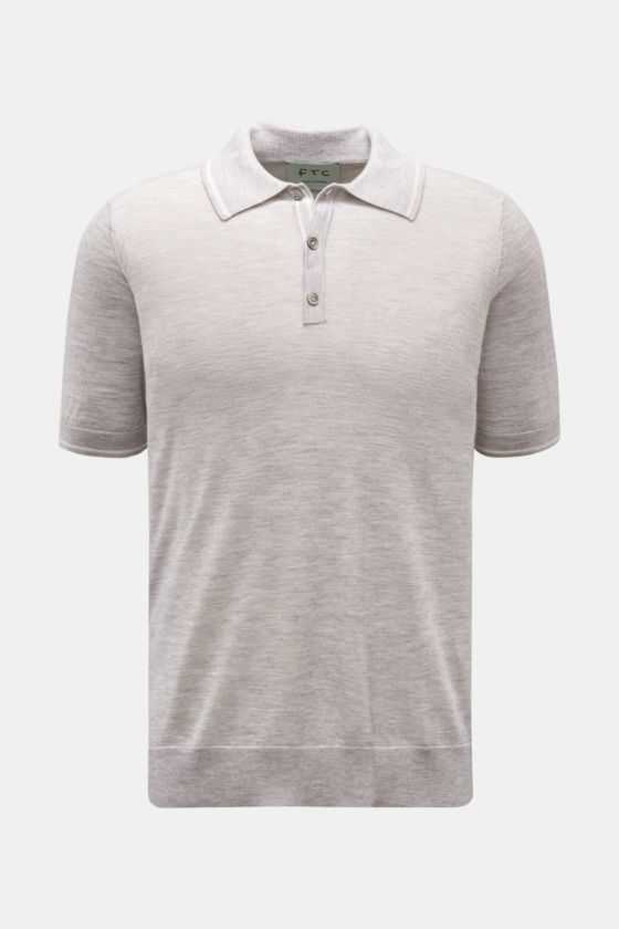 FTC Kurzarm-Strickpolo grau meliert, frontale Nahaufnahme, Slim Fit, feiner Cashmere-Seacell-Mix, klassischer Polokragen, Drei-Knopf-Leiste, weicher Griff, leichte Qualität. FTC Kurzarm-Strickpolo grau meliert, frontale Nahaufnahme, Slim Fit, feiner Cashmere-Seacell-Mix, klassischer Polokragen, Drei-Knopf-Leiste, weicher Griff, leichte Qualität.