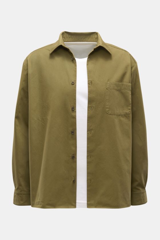 A.P.C. Overshirt 'Malo' oliv, frontal fotografiert, aus feinem Baumwoll-Twill mit Umlegekragen, Sieben-Knopf-Leiste, Brusttasche, Sportmanschette, regular fit und gerundetem Saum. A.P.C. Overshirt 'Malo' oliv, frontal fotografiert, aus feinem Baumwoll-Twill mit Umlegekragen, Sieben-Knopf-Leiste, Brusttasche, Sportmanschette, regular fit und gerundetem Saum.