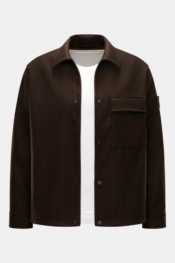 Stone Island Flanell-Overshirt 'Ghost Piece' dunkelbraun, Slim Fit, aus Wolle und Microfaser, frontal fotografiert mit Brusttasche und Kompass-Badge am Ärmel. Stone Island Flanell-Overshirt 'Ghost Piece' dunkelbraun, Slim Fit, aus Wolle und Microfaser, frontal fotografiert mit Brusttasche und Kompass-Badge am Ärmel.