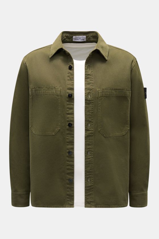Stone Island Overshirt 'Organic Panama' oliv, Slim Fit, reine Baumwolle, frontale Ansicht, Umlegekragen, sechs Knöpfe, Brusttaschen, Kompass-Badge am Ärmel. Stone Island Overshirt 'Organic Panama' oliv, Slim Fit, reine Baumwolle, frontale Ansicht, Umlegekragen, sechs Knöpfe, Brusttaschen, Kompass-Badge am Ärmel.