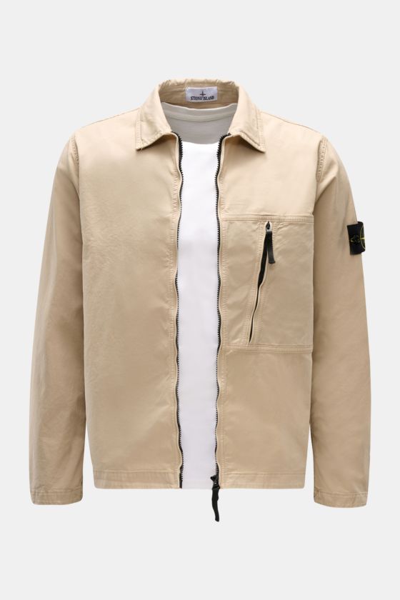 Stone Island Overshirt beige, frontale Nahaufnahme, Twill aus reiner Baumwolle, elastisch, weich, sehr leicht, garment dyed, Slim Fit, Umlegekragen, Zwei-Wege-Reißverschluss, Brusttasche mit Zipper, Kompass-Badge am Ärmel, regulierbare Ärmelabschlüsse mit Stone Island Overshirt beige, frontale Nahaufnahme, Twill aus reiner Baumwolle, elastisch, weich, sehr leicht, garment dyed, Slim Fit, Umlegekragen, Zwei-Wege-Reißverschluss, Brusttasche mit Zipper, Kompass-Badge am Ärmel, regulierbare Ärmelabschlüsse mit
