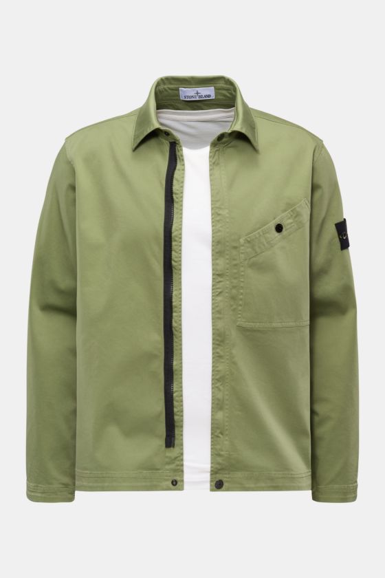 Stone Island Overshirt graugrün aus Baumwoll-Popeline mit Stretch, Slim Fit, Umlegekragen, Brusttasche, Kompass-Badge, Zwei-Wege-Reißverschluss, von vorne fotografiert. Stone Island Overshirt graugrün aus Baumwoll-Popeline mit Stretch, Slim Fit, Umlegekragen, Brusttasche, Kompass-Badge, Zwei-Wege-Reißverschluss, von vorne fotografiert.