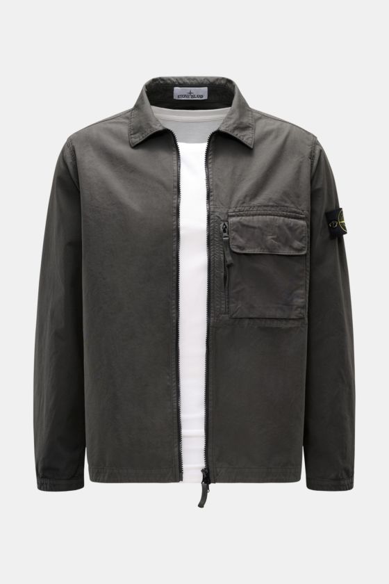 Stone Island Overshirt 'Canvas Weave' dark olive, frontal fotografiert, Slim Fit Canvas aus reiner Baumwolle, robuster Zwei-Wege-Reißverschluss, Umlegekragen, Brusttasche mit Zipper und Knopf, Kompass-Badge am Ärmel, Ärmelabschlüsse mit Druckknopf, ungefü Stone Island Overshirt 'Canvas Weave' dark olive, frontal fotografiert, Slim Fit Canvas aus reiner Baumwolle, robuster Zwei-Wege-Reißverschluss, Umlegekragen, Brusttasche mit Zipper und Knopf, Kompass-Badge am Ärmel, Ärmelabschlüsse mit Druckknopf, ungefü
