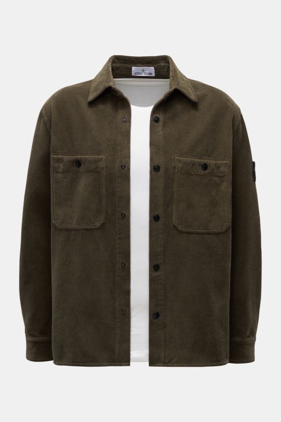 Stone Island Cord Overshirt 'Organic Cotton Corduroy' khaki, frontale Ansicht, oversized Fit, Cord aus Bio-Baumwolle, Kompass-Badge am Ärmel. Stone Island Cord Overshirt 'Organic Cotton Corduroy' khaki, frontale Ansicht, oversized Fit, Cord aus Bio-Baumwolle, Kompass-Badge am Ärmel.