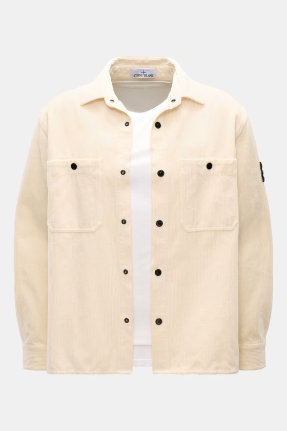 Stone Island Cord Overshirt 'Organic Cotton Corduroy' creme, frontal fotografiert, oversized Fit, Bio-Baumwolle, Kompass-Badge am Ärmel. Stone Island Cord Overshirt 'Organic Cotton Corduroy' creme, frontal fotografiert, oversized Fit, Bio-Baumwolle, Kompass-Badge am Ärmel.