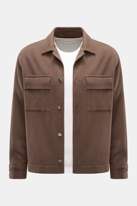 Vorderansicht des Windsor Cashmere Overshirt 'Lavoro' graubraun mit Umlegekragen, Perlmuttknöpfen, Brusttaschen und weichem Griff aus reinem Cashmere. Vorderansicht des Windsor Cashmere Overshirt 'Lavoro' graubraun mit Umlegekragen, Perlmuttknöpfen, Brusttaschen und weichem Griff aus reinem Cashmere.