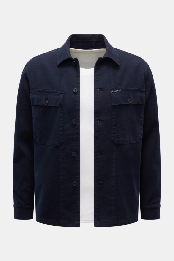 Frontansicht des Closed Overshirt navy aus softem, leicht elastischem Baumwoll-Jersey mit Kent-Kragen, Brusttaschen und klassischer Sportmanschette. Frontansicht des Closed Overshirt navy aus softem, leicht elastischem Baumwoll-Jersey mit Kent-Kragen, Brusttaschen und klassischer Sportmanschette.