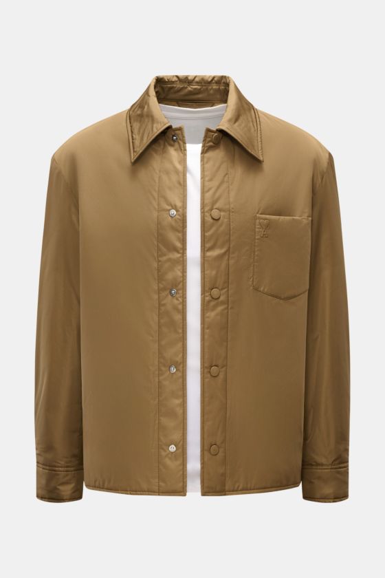 Ami Paris Overshirt graubraun, Frontansicht, Regular Fit, Microfaser mit glattem Griff, Umlegekragen, Brusttasche mit Stick, Druckknöpfe, Crincle-Futter. Ami Paris Overshirt graubraun, Frontansicht, Regular Fit, Microfaser mit glattem Griff, Umlegekragen, Brusttasche mit Stick, Druckknöpfe, Crincle-Futter.