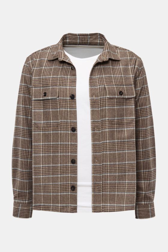 Frontansicht des 04651/ A trip in a bag Overshirts schwarz/rauchblau/hellbraun kariert aus leichtem Woll-Mix mit Glencheck, Slim Fit, Umlegekragen, Knopfleiste, Brusttaschen, Sportmanschetten, Logo-Weblabel und kurzen Saumschlitzen. Frontansicht des 04651/ A trip in a bag Overshirts schwarz/rauchblau/hellbraun kariert aus leichtem Woll-Mix mit Glencheck, Slim Fit, Umlegekragen, Knopfleiste, Brusttaschen, Sportmanschetten, Logo-Weblabel und kurzen Saumschlitzen.