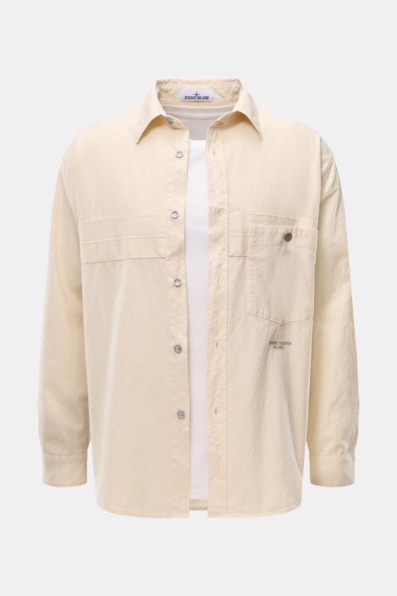 Stone Island Overshirt 'Marina' creme, frontale Ansicht, Panamabindung, Umlegekragen, sechs Knöpfe, Brusttasche, Marina-Stitching, Manschetten. Stone Island Overshirt 'Marina' creme, frontale Ansicht, Panamabindung, Umlegekragen, sechs Knöpfe, Brusttasche, Marina-Stitching, Manschetten.