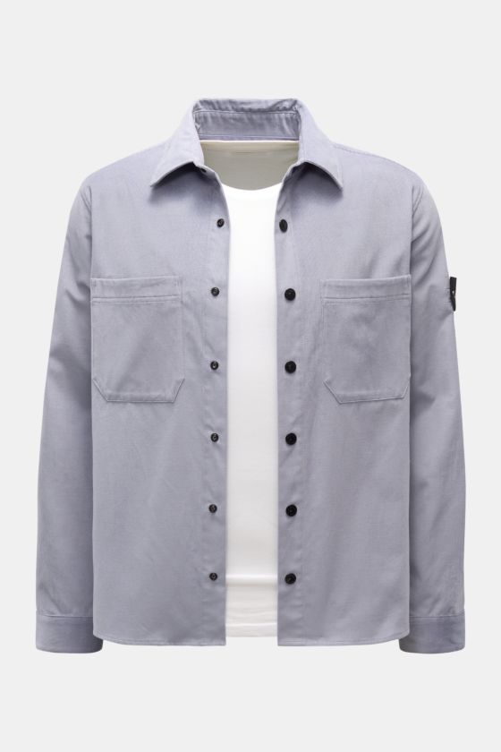 Stone Island Cord Overshirt rauchblau, frontal fotografiert, Slim Fit Cord aus Bio-Baumwolle, Druckknopfleiste, Brusttaschen, Kompass-Badge am Ärmel. Stone Island Cord Overshirt rauchblau, frontal fotografiert, Slim Fit Cord aus Bio-Baumwolle, Druckknopfleiste, Brusttaschen, Kompass-Badge am Ärmel.