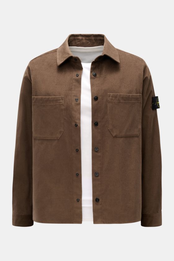 Stone Island Cord Overshirt braun frontale Nahaufnahme, gerade geschnitten, Slim Fit, Cord aus Bio-Baumwolle, Druckknopfleiste, Umlegekragen, Brusttaschen, Kompass-Badge am Ärmel. Stone Island Cord Overshirt braun frontale Nahaufnahme, gerade geschnitten, Slim Fit, Cord aus Bio-Baumwolle, Druckknopfleiste, Umlegekragen, Brusttaschen, Kompass-Badge am Ärmel.