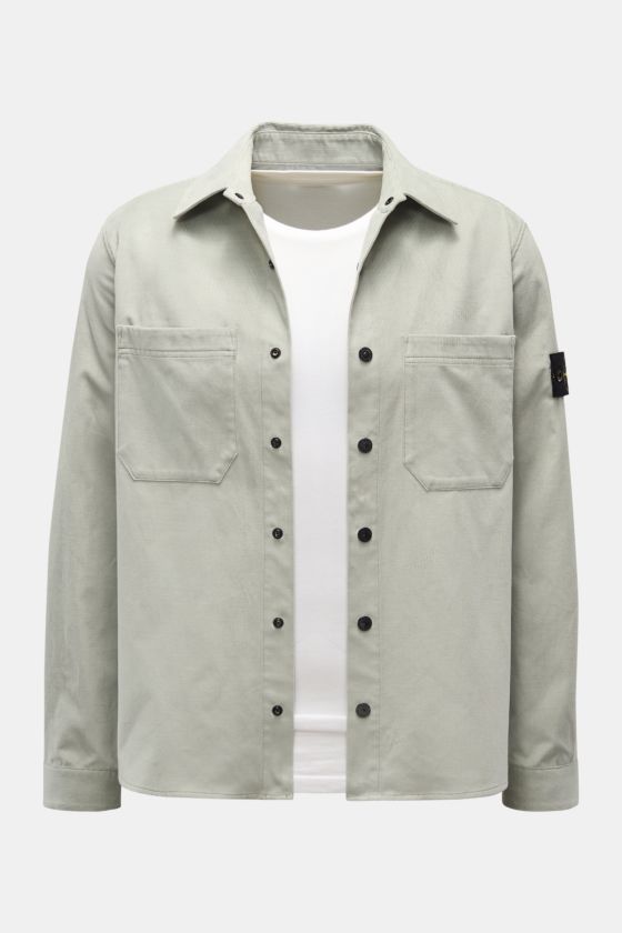 Stone Island Cord Overshirt salbei, vorne fotografiert, gerade geschnitten, aus weichem Bio-Baumwoll-Cord mit Umlegekragen, Brusttaschen, Manschetten und Kompass-Badge am Ärmel. Stone Island Cord Overshirt salbei, vorne fotografiert, gerade geschnitten, aus weichem Bio-Baumwoll-Cord mit Umlegekragen, Brusttaschen, Manschetten und Kompass-Badge am Ärmel.