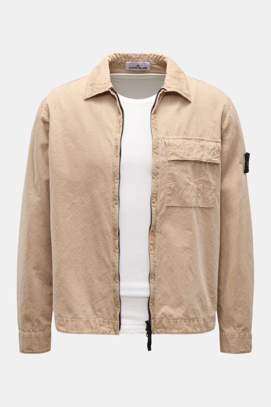 Stone Island Overshirt 'Brushed Canvas' beige, Slim Fit, reine Baumwolle, mit Umlegekragen, Zwei-Wege-Reißverschluss, Brusttasche, Knopf-Ärmel und Kompass-Badge, frontale Ansicht. Stone Island Overshirt 'Brushed Canvas' beige, Slim Fit, reine Baumwolle, mit Umlegekragen, Zwei-Wege-Reißverschluss, Brusttasche, Knopf-Ärmel und Kompass-Badge, frontale Ansicht.