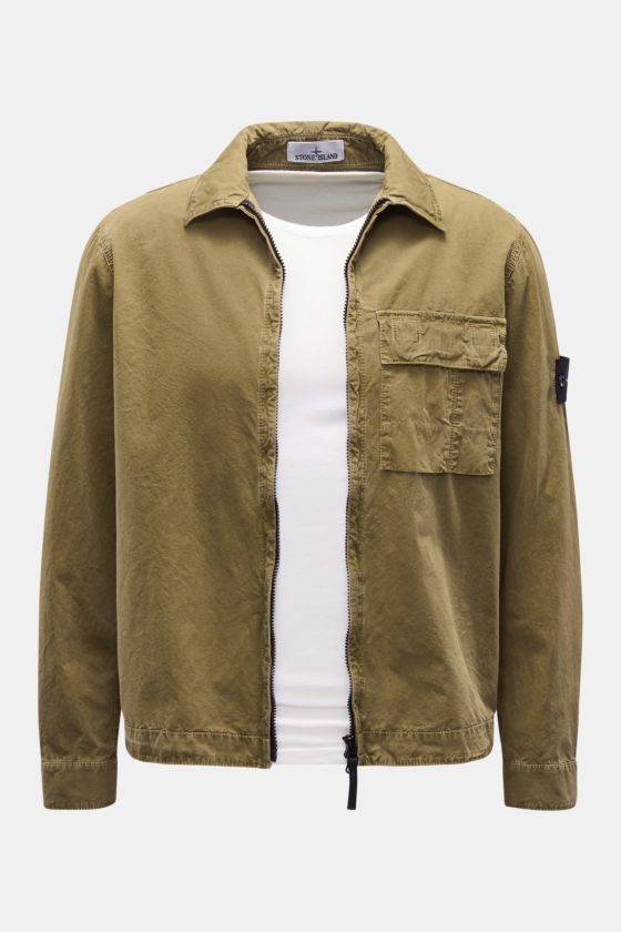 Stone Island Overshirt 'Brushed Canvas' oliv, Slim Fit, reine Baumwolle, mit Umlegekragen, Zwei-Wege-Reißverschluss, Brusttasche und Kompass-Badge, frontal fotografiert. Stone Island Overshirt 'Brushed Canvas' oliv, Slim Fit, reine Baumwolle, mit Umlegekragen, Zwei-Wege-Reißverschluss, Brusttasche und Kompass-Badge, frontal fotografiert.