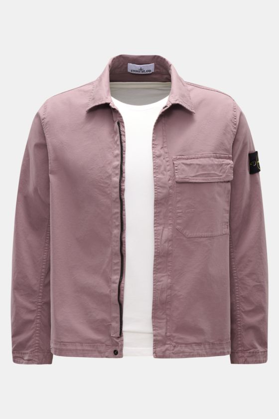 Stone Island Overshirt 'Stretch Cotton' flieder, sportives Slim Fit Hemd-Jacke mit Umlegekragen, Brusttasche, Kompass-Badge, Zwei-Wege-Reißverschluss, frontal fotografiert. Stone Island Overshirt 'Stretch Cotton' flieder, sportives Slim Fit Hemd-Jacke mit Umlegekragen, Brusttasche, Kompass-Badge, Zwei-Wege-Reißverschluss, frontal fotografiert.