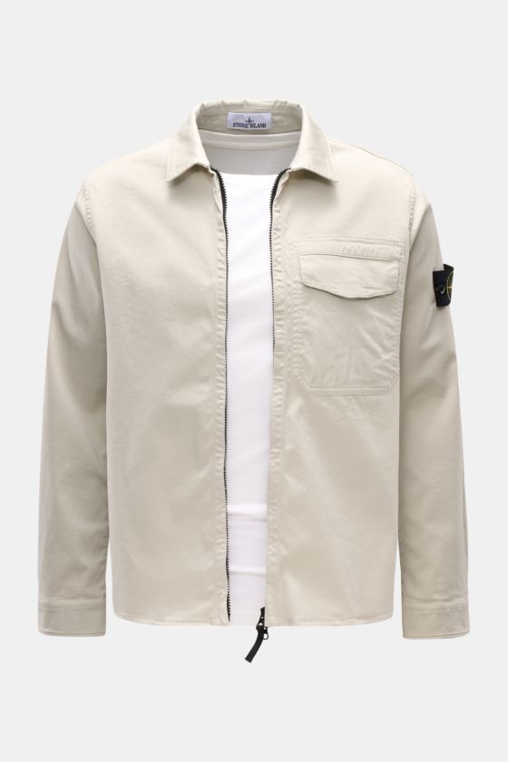Stone Island Overshirt 'Cotton Satin' sand, Slim Fit, elastische Baumwolle, weicher Griff, frontale Nahaufnahme, Zwei-Wege-Reißverschluss, Umlegekragen, Brusttasche, Kompass-Badge am Ärmel, Ärmel mit Knopfabschluss. Stone Island Overshirt 'Cotton Satin' sand, Slim Fit, elastische Baumwolle, weicher Griff, frontale Nahaufnahme, Zwei-Wege-Reißverschluss, Umlegekragen, Brusttasche, Kompass-Badge am Ärmel, Ärmel mit Knopfabschluss.