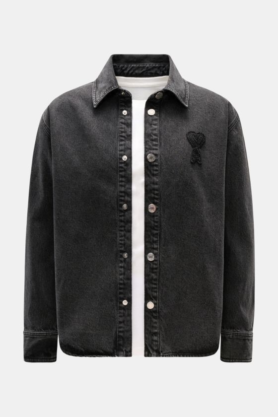 Frontale Nahaufnahme des Ami Paris Jeans-Overshirts dunkelgrau aus reinem Baumwoll-Denim im Oversize-Look mit Umlegekragen, Logo-Stitching und Knopfleiste. Frontale Nahaufnahme des Ami Paris Jeans-Overshirts dunkelgrau aus reinem Baumwoll-Denim im Oversize-Look mit Umlegekragen, Logo-Stitching und Knopfleiste.