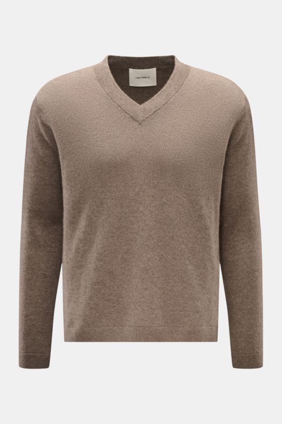 Lisa Yang Cashmere V-Neck-Pullover 'Clayton' taupe, frontal fotografiert, Regular Fit, reiner Cashmere, weicher Griff, V-Ausschnitt, mittelfeines Strickbild, kurze Saumschlitze. Lisa Yang Cashmere V-Neck-Pullover 'Clayton' taupe, frontal fotografiert, Regular Fit, reiner Cashmere, weicher Griff, V-Ausschnitt, mittelfeines Strickbild, kurze Saumschlitze.