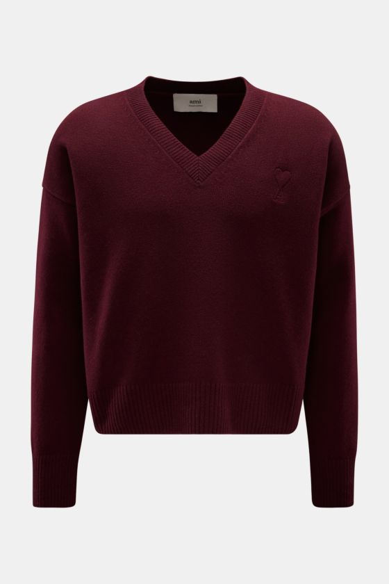 Ami Paris V-Neck Pullover bordeaux, frontale Nahaufnahme, weich aus Wolle und Cashmere, Oversized Fit, mittelfeines Strickbild, V-Neck, elastische Rippbündchen, abgestepptes 'Ami'-Logo. Ami Paris V-Neck Pullover bordeaux, frontale Nahaufnahme, weich aus Wolle und Cashmere, Oversized Fit, mittelfeines Strickbild, V-Neck, elastische Rippbündchen, abgestepptes 'Ami'-Logo.