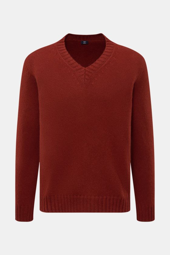 Fedeli V-Neck Pullover rotbraun, frontale Nahaufnahme, Slim Fit, voluminöses Cashmere-Mohair-Gemisch, breiter V-Ausschnitt, mittelfeines Strickbild, breite Rippbündchen, sehr weich. Fedeli V-Neck Pullover rotbraun, frontale Nahaufnahme, Slim Fit, voluminöses Cashmere-Mohair-Gemisch, breiter V-Ausschnitt, mittelfeines Strickbild, breite Rippbündchen, sehr weich.