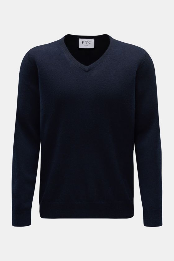FTC Cashmere V-Neck Pullover navy, frontal fotografiert, Slim Fit mit feinem Strickbild, weicher Griff, V-Ausschnitt, Rippbündchen, Fair-Trade-Cashmere. FTC Cashmere V-Neck Pullover navy, frontal fotografiert, Slim Fit mit feinem Strickbild, weicher Griff, V-Ausschnitt, Rippbündchen, Fair-Trade-Cashmere.