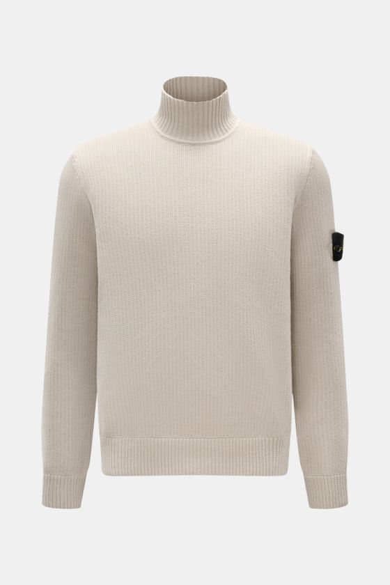 Stone Island Pullover hellgrau mit Stehkragen, Slim Fit und Kompass-Badge am Ärmel, frontale Ansicht, Baumwoll-Microfaser-Strick. Stone Island Pullover hellgrau mit Stehkragen, Slim Fit und Kompass-Badge am Ärmel, frontale Ansicht, Baumwoll-Microfaser-Strick.