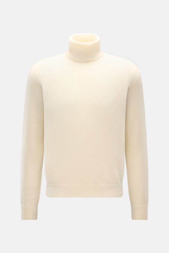 Frontale Nahaufnahme des cremefarbenen 04651/ A trip in a bag Cashmere Rollkragenpullovers aus 100% reinem Cashmere, Regular Fit, mit weichem Griff, feinem Strickbild, Rollkragen und Rippbündchen. Frontale Nahaufnahme des cremefarbenen 04651/ A trip in a bag Cashmere Rollkragenpullovers aus 100% reinem Cashmere, Regular Fit, mit weichem Griff, feinem Strickbild, Rollkragen und Rippbündchen.