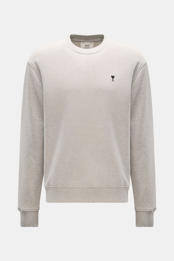 Ami Paris Rundhals-Sweatshirt hellgrau meliert, frontal fotografiert, mit Herz-Stitching auf der Brust, Baumwolle, leichter Stretch, Unisex, Oversized Fit. Ami Paris Rundhals-Sweatshirt hellgrau meliert, frontal fotografiert, mit Herz-Stitching auf der Brust, Baumwolle, leichter Stretch, Unisex, Oversized Fit.