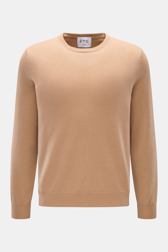 FTC Cashmere Rundhalspullover beige, Slim Fit, aus reinem Cashmere mit feinem Strickbild, Rundausschnitt, Rippbündchen, frontal fotografiert. FTC Cashmere Rundhalspullover beige, Slim Fit, aus reinem Cashmere mit feinem Strickbild, Rundausschnitt, Rippbündchen, frontal fotografiert.