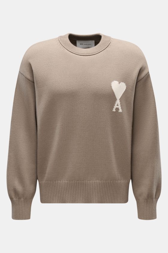 Ami Paris Rundhalspullover 'ADC' graubraun, frontal fotografiert, Oversized Fit, mittelfeiner Strick, Wolle-Baumwolle, Rundhalsausschnitt, eingestricktes Logo, breite Rippbündchen. Ami Paris Rundhalspullover 'ADC' graubraun, frontal fotografiert, Oversized Fit, mittelfeiner Strick, Wolle-Baumwolle, Rundhalsausschnitt, eingestricktes Logo, breite Rippbündchen.