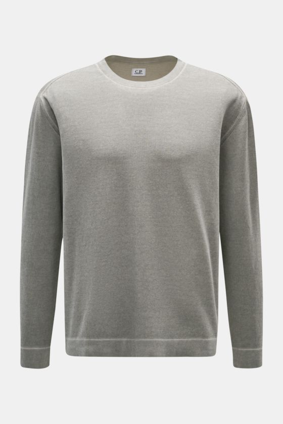 C.P. Company Rundhalspullover grau, frontale Nahaufnahme, Garment-Dyed-Design, reine Baumwolle, weicher Griff, Regular Fit, Rippbündchen, Logo-Print am Ärmelsaum. C.P. Company Rundhalspullover grau, frontale Nahaufnahme, Garment-Dyed-Design, reine Baumwolle, weicher Griff, Regular Fit, Rippbündchen, Logo-Print am Ärmelsaum.