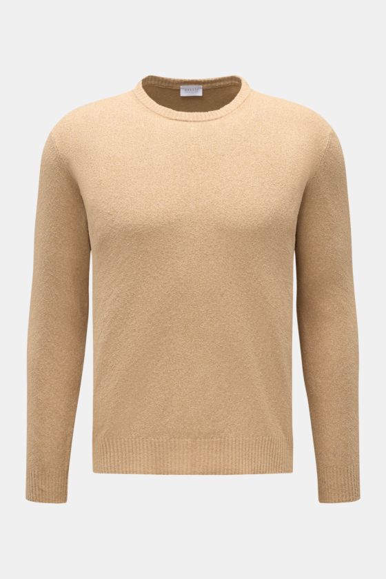 Frontale Nahaufnahme des 04651/ A trip in a bag Rundhalspullover 'Knit Terry Crew' beige mit feiner Bouclé-Struktur, Slim Fit und flexiblem Rippbündchen. Frontale Nahaufnahme des 04651/ A trip in a bag Rundhalspullover 'Knit Terry Crew' beige mit feiner Bouclé-Struktur, Slim Fit und flexiblem Rippbündchen.