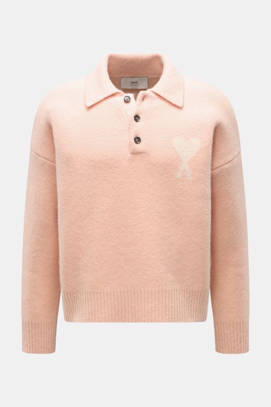 Ami Paris Strickpolo rosé, frontale Ansicht, oversized Fit, Polokragen, drei Knöpfe, elastischer Alpaka-Mix, Herz-Logo eingestrickt, breite Rippbündchen. Ami Paris Strickpolo rosé, frontale Ansicht, oversized Fit, Polokragen, drei Knöpfe, elastischer Alpaka-Mix, Herz-Logo eingestrickt, breite Rippbündchen.